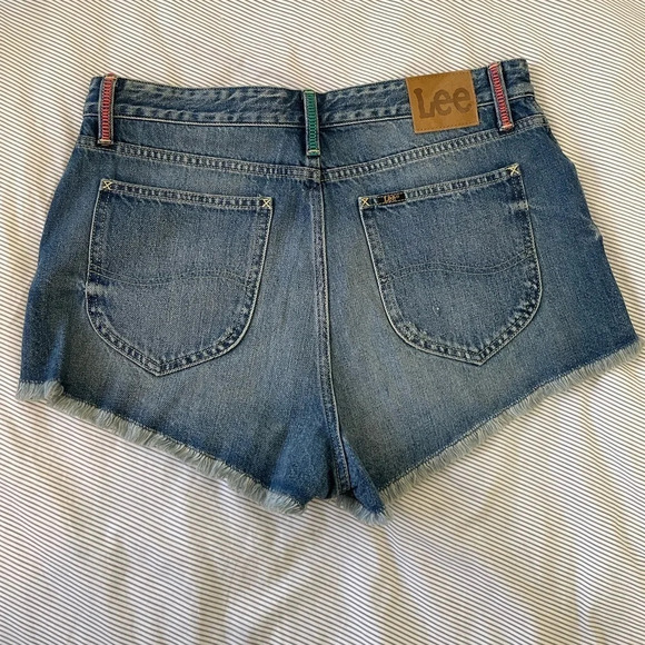 LEE High Rise Cut Off Denim Far Out Embroidered edge Raw Hem Shorts NWT, size 32 - Picture 3 of 7